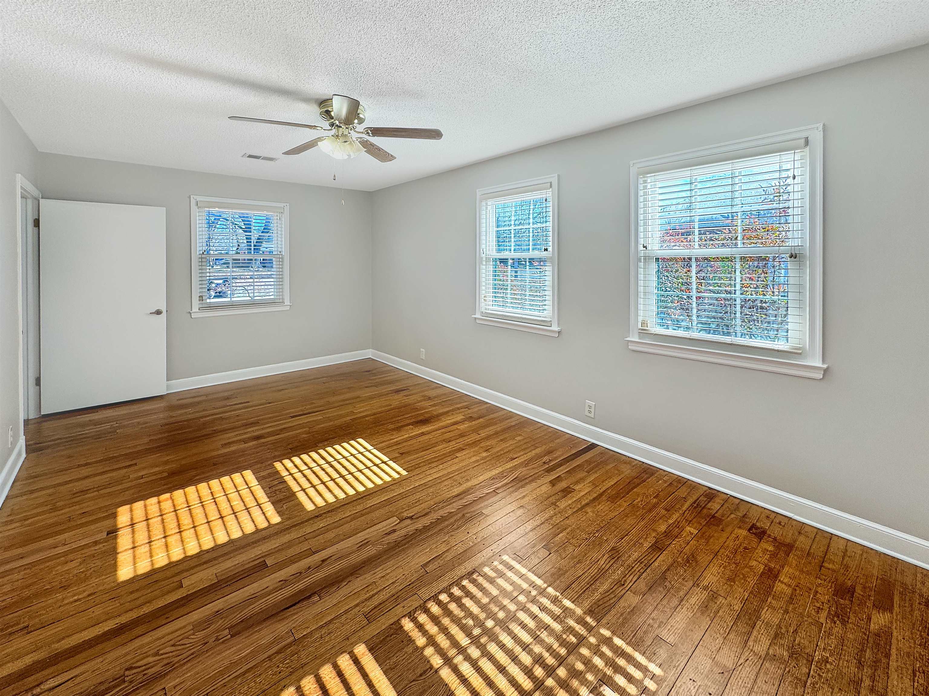 Memphis, Tennessee 38117, United States, 4 Bedrooms Bedrooms, ,3 BathroomsBathrooms,Residential,Pending,16335