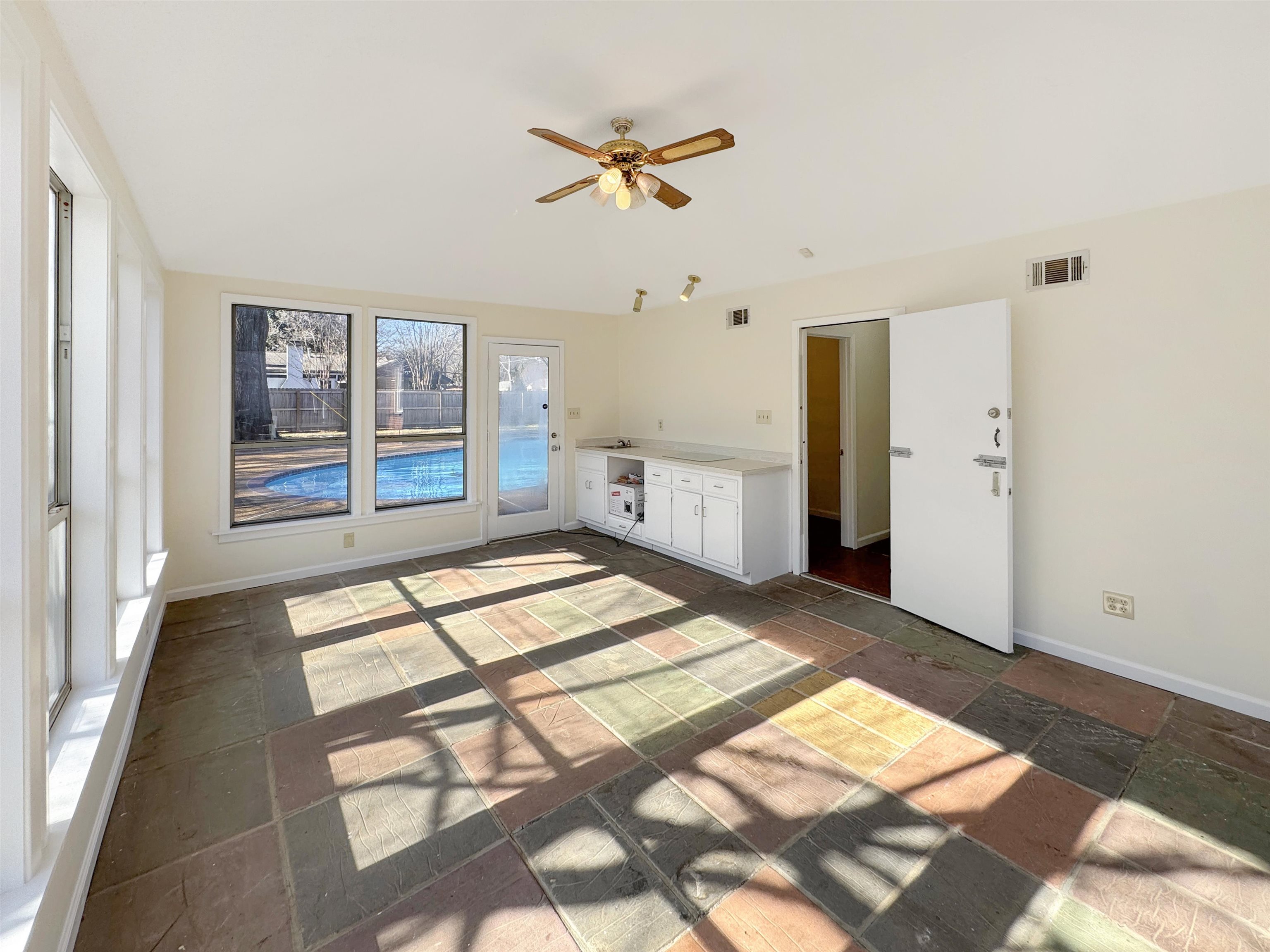 Memphis, Tennessee 38117, United States, 4 Bedrooms Bedrooms, ,3 BathroomsBathrooms,Residential,Pending,16335