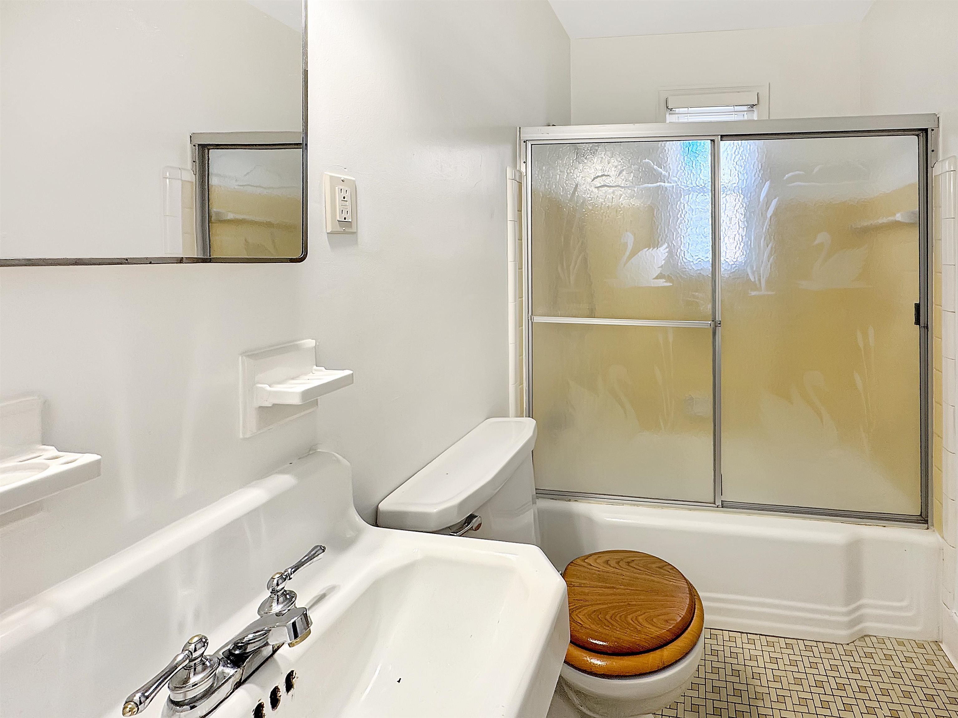 Memphis, Tennessee 38117, United States, 4 Bedrooms Bedrooms, ,3 BathroomsBathrooms,Residential,Pending,16335