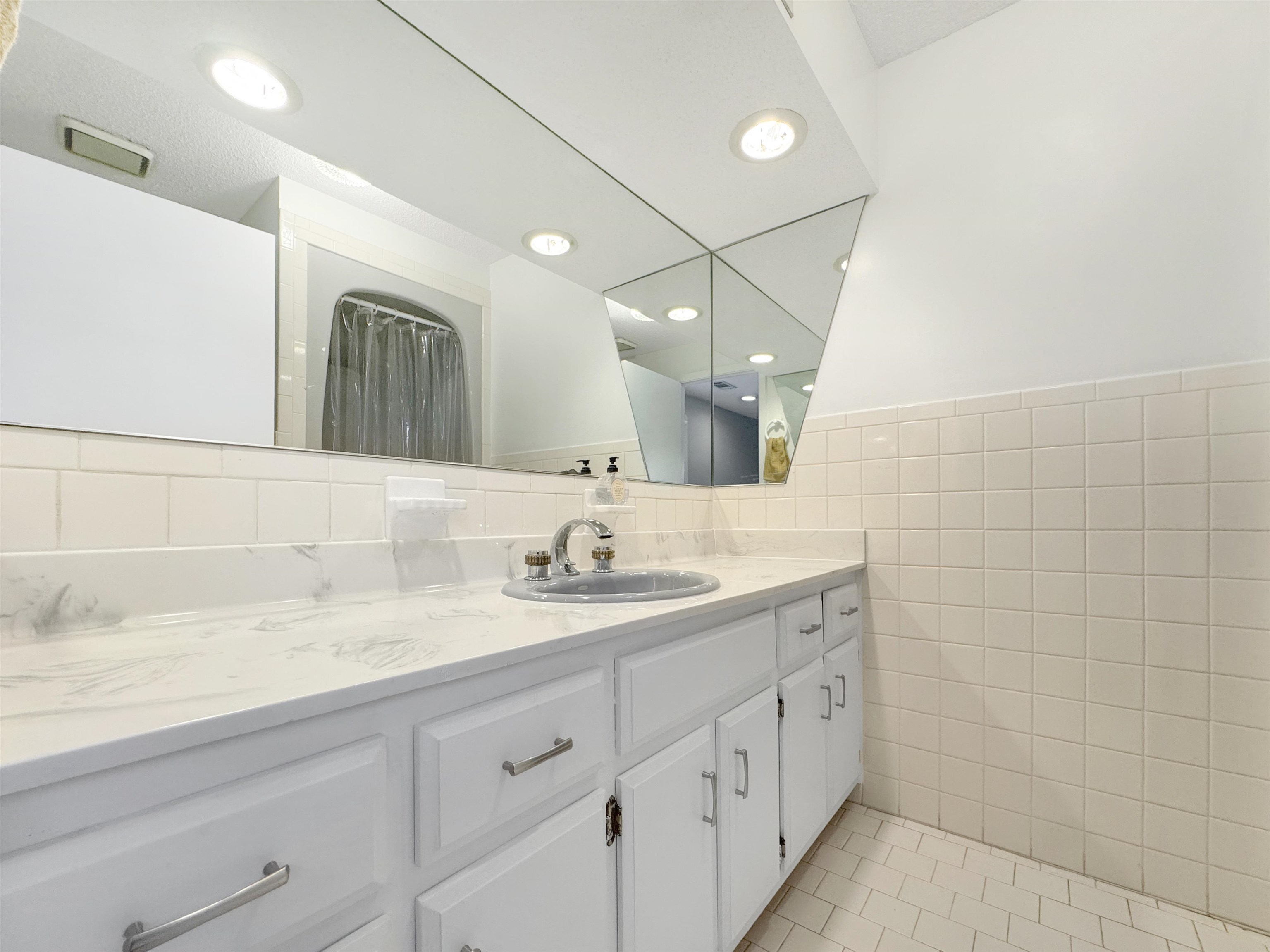 Memphis, Tennessee 38117, United States, 4 Bedrooms Bedrooms, ,3 BathroomsBathrooms,Residential,Pending,16335