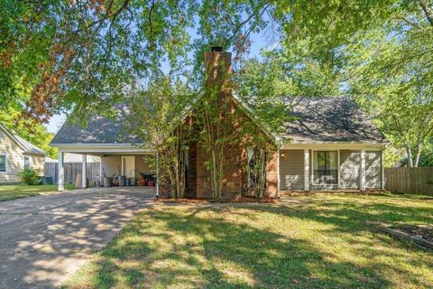 Photo of 8438 RIVER GLEN DR, Germantown, TN 38139 (MLS # 10207978)