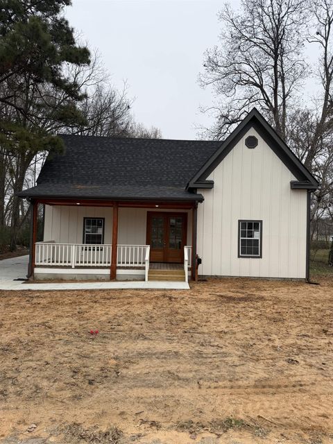 Photo of 211 HAYS AVE, Trenton, TN 38382 (MLS # 10211279)