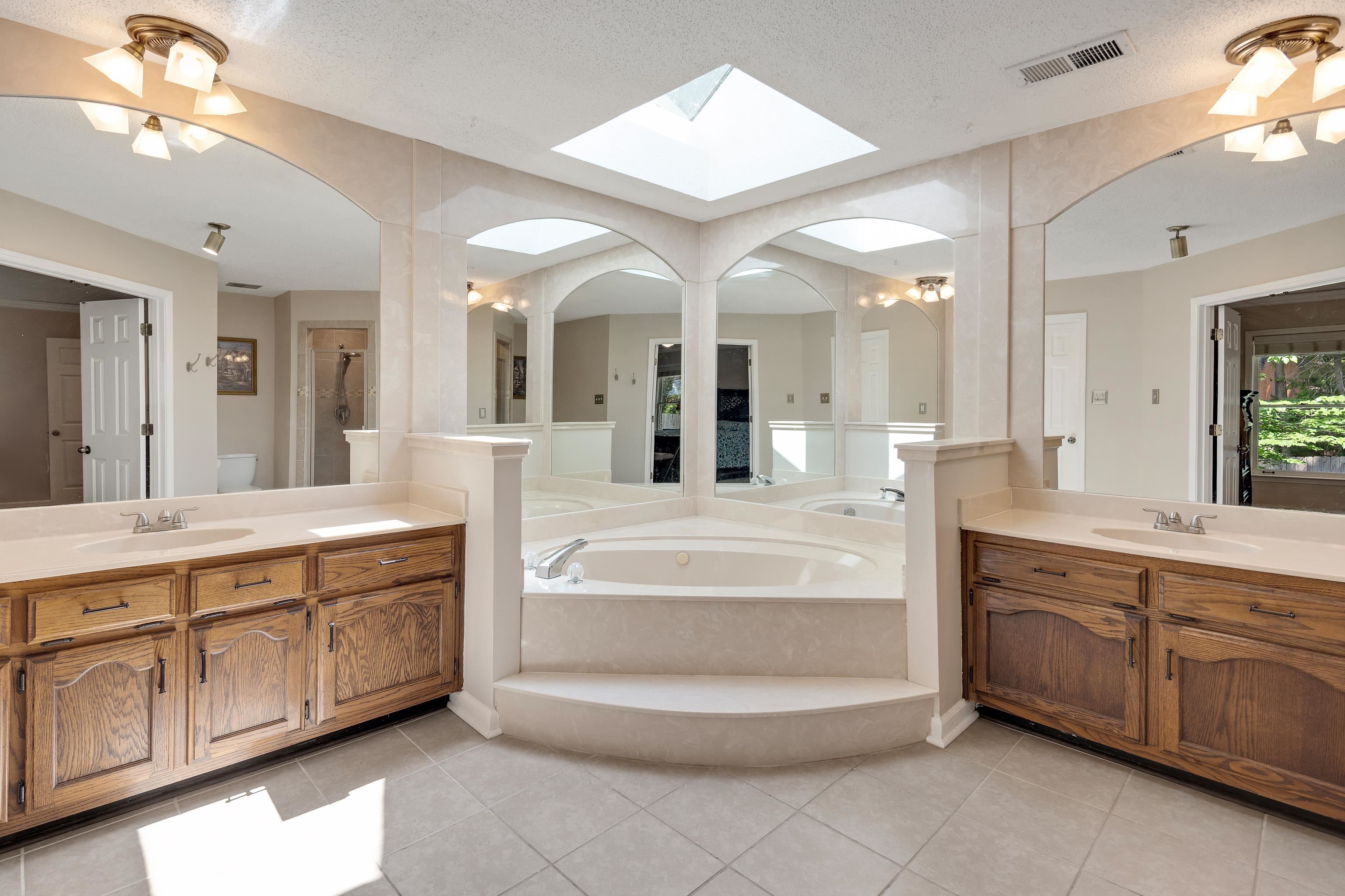 Cordova, Tennessee 38016, United States, 4 Bedrooms Bedrooms, ,3 BathroomsBathrooms,Residential,Pending,137587