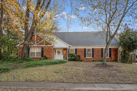 Photo of 130 GREENBRIAR DR, Memphis, TN 38117 (MLS # 10216817)