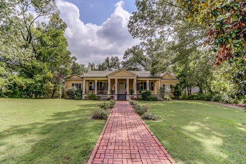 Photo of 127 W GHOLSON AVE, Holly Springs, MS 38635 (MLS # 10229322)