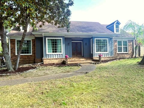 Photo of 7630 BLACKBERRY FARM RD, Germantown, TN 38138 (MLS # 10218423)