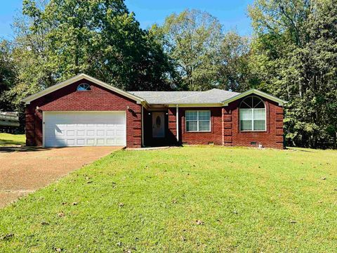 Photo of 130 GLEN DR, Selmer, TN 38375 (MLS # 10207101)
