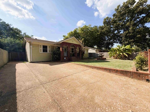 Photo of 1903 CAPRI RD, Memphis, TN 38117 (MLS # 10230105)