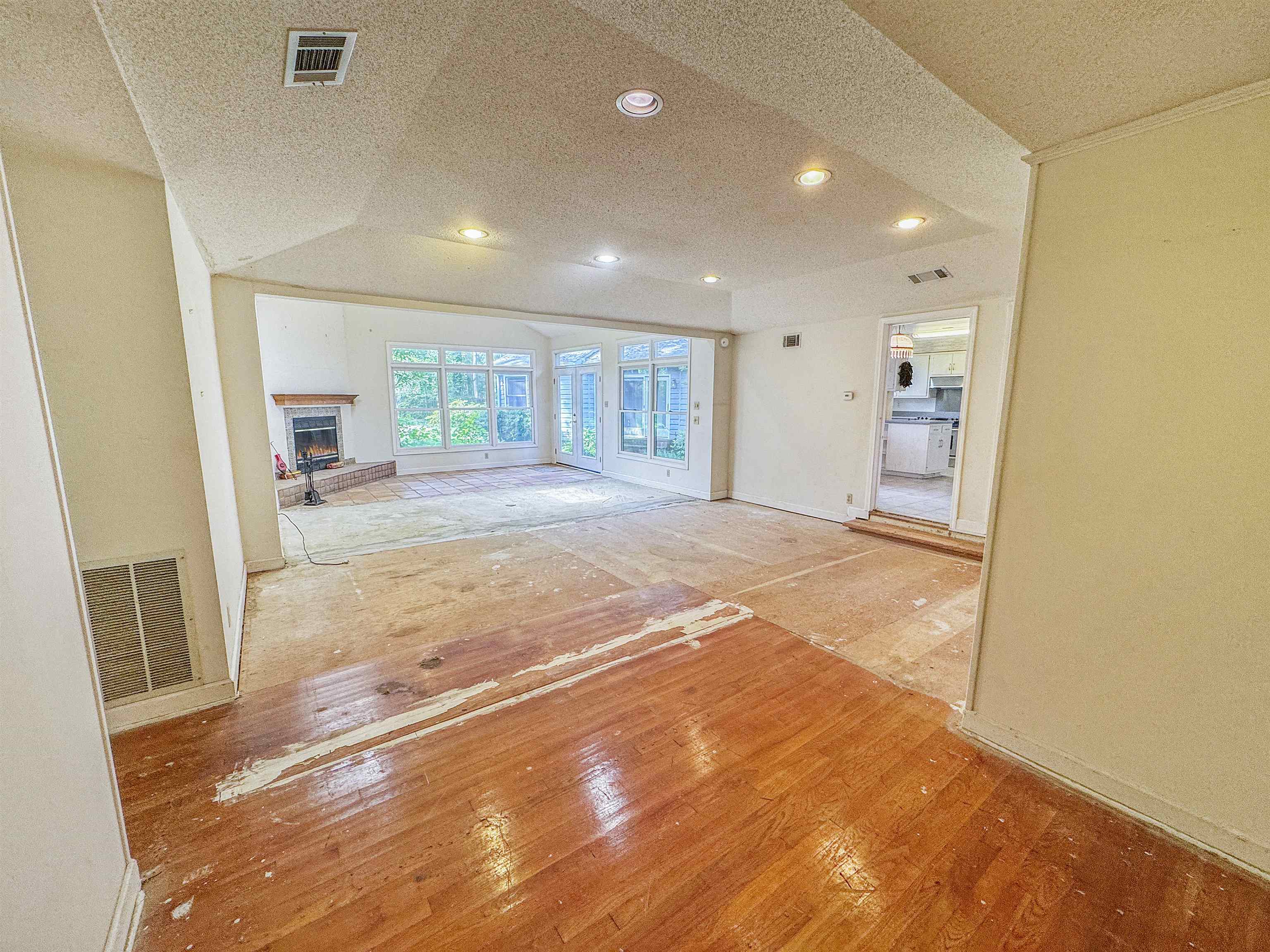 Memphis, Tennessee 38120, United States, 4 Bedrooms Bedrooms, ,3 BathroomsBathrooms,Residential,Pending,155600