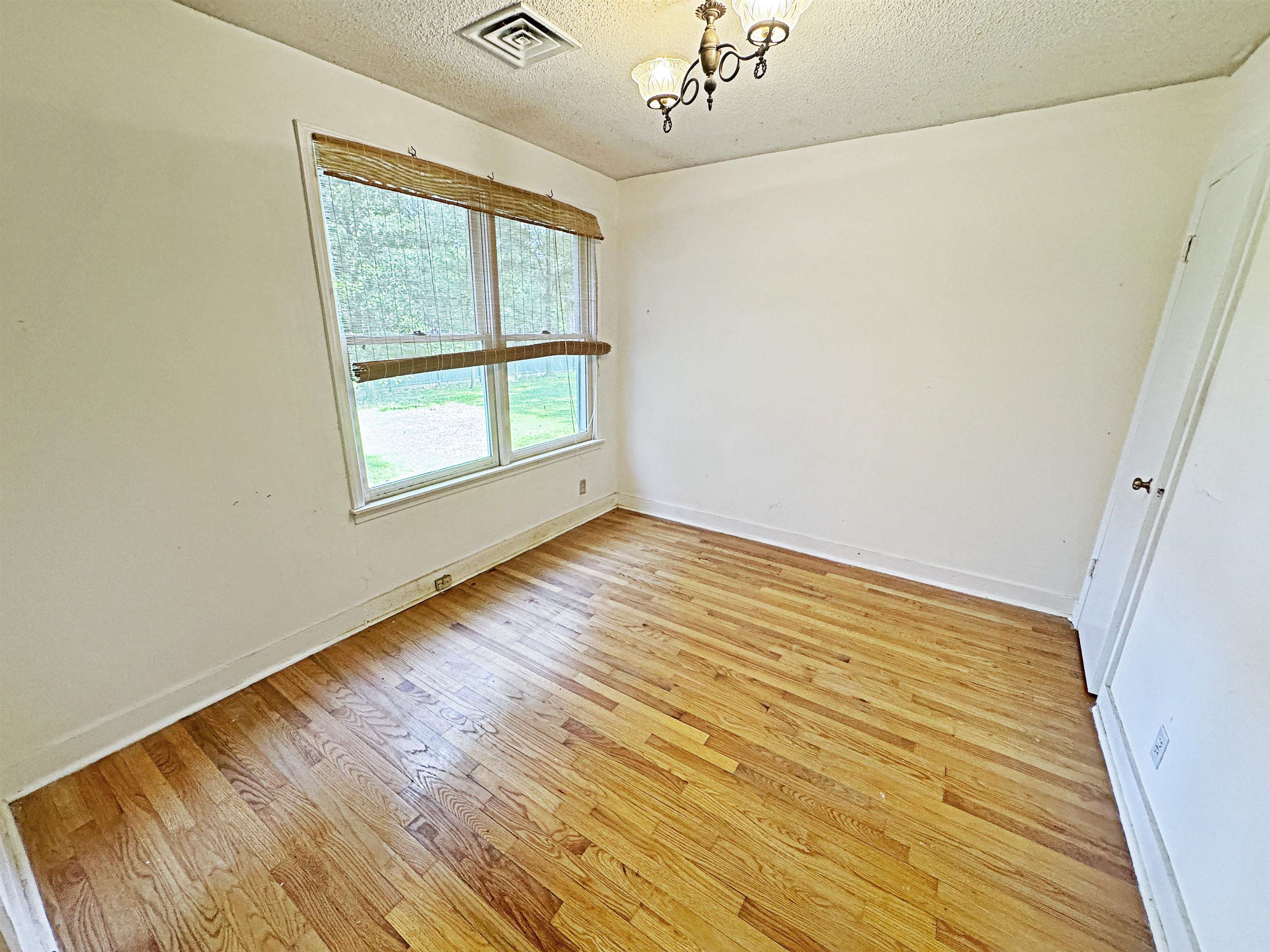 Memphis, Tennessee 38120, United States, 4 Bedrooms Bedrooms, ,3 BathroomsBathrooms,Residential,Pending,155600