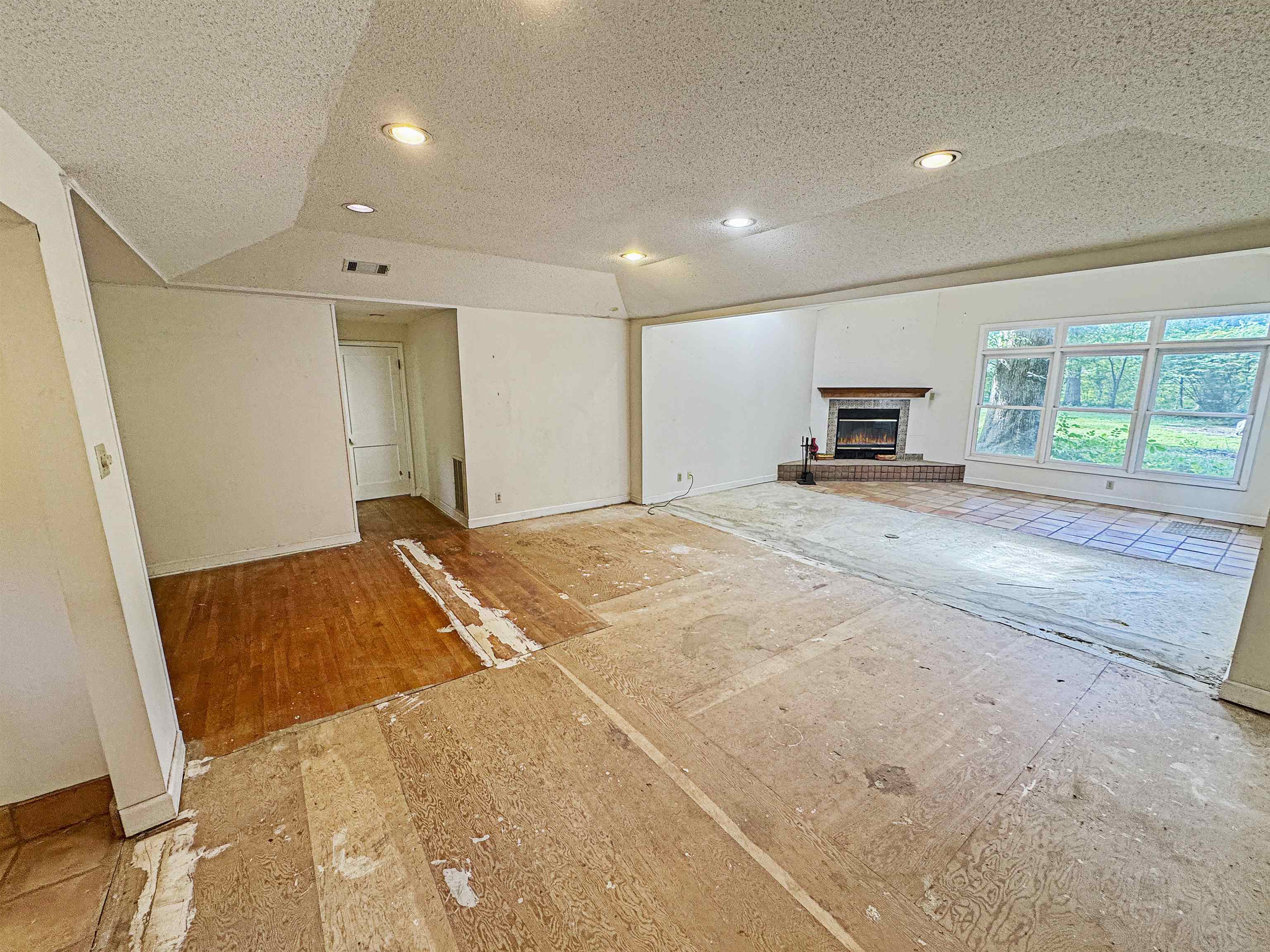 Memphis, Tennessee 38120, United States, 4 Bedrooms Bedrooms, ,3 BathroomsBathrooms,Residential,Pending,155600