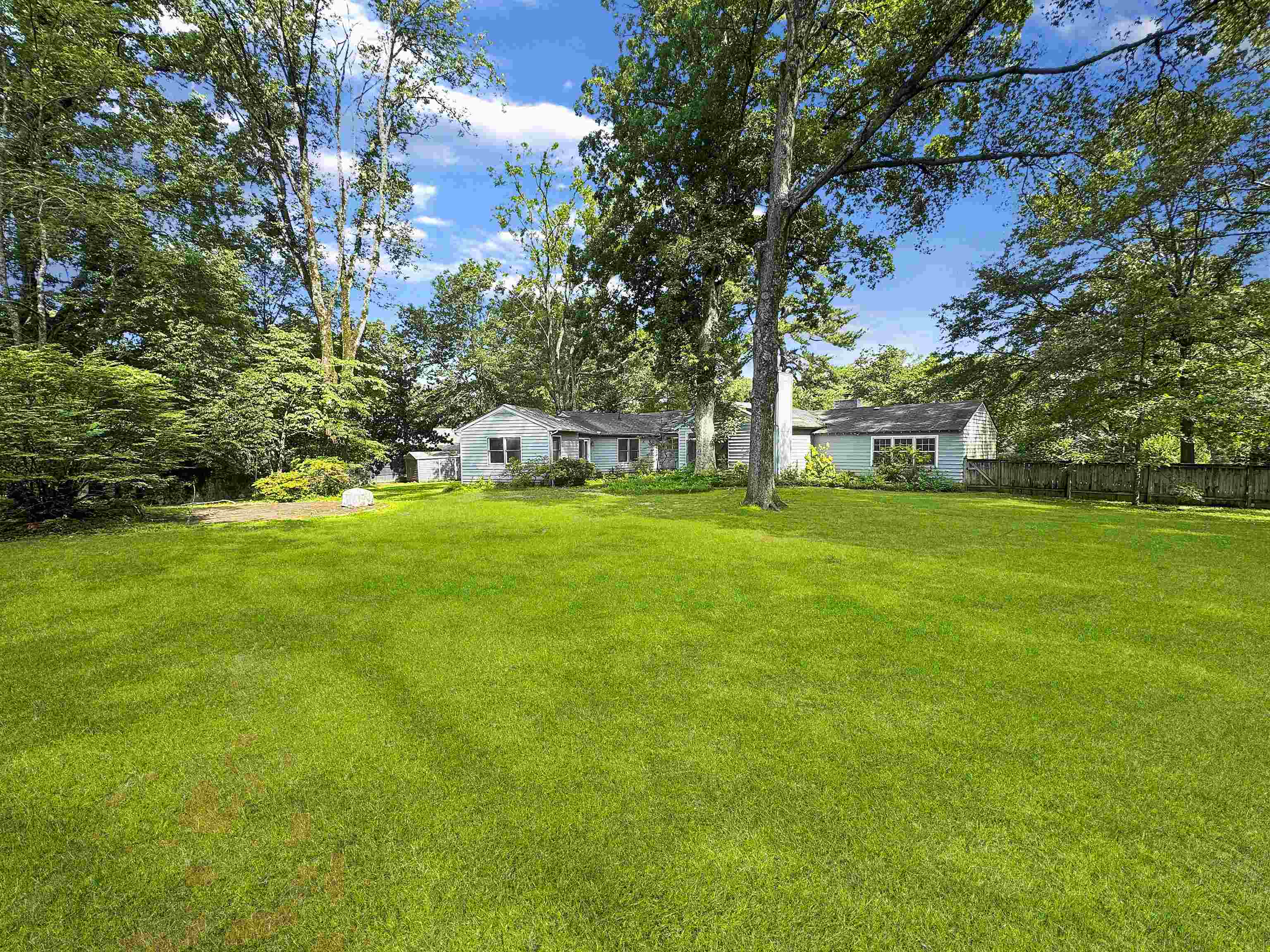 Memphis, Tennessee 38120, United States, 4 Bedrooms Bedrooms, ,3 BathroomsBathrooms,Residential,Pending,155600