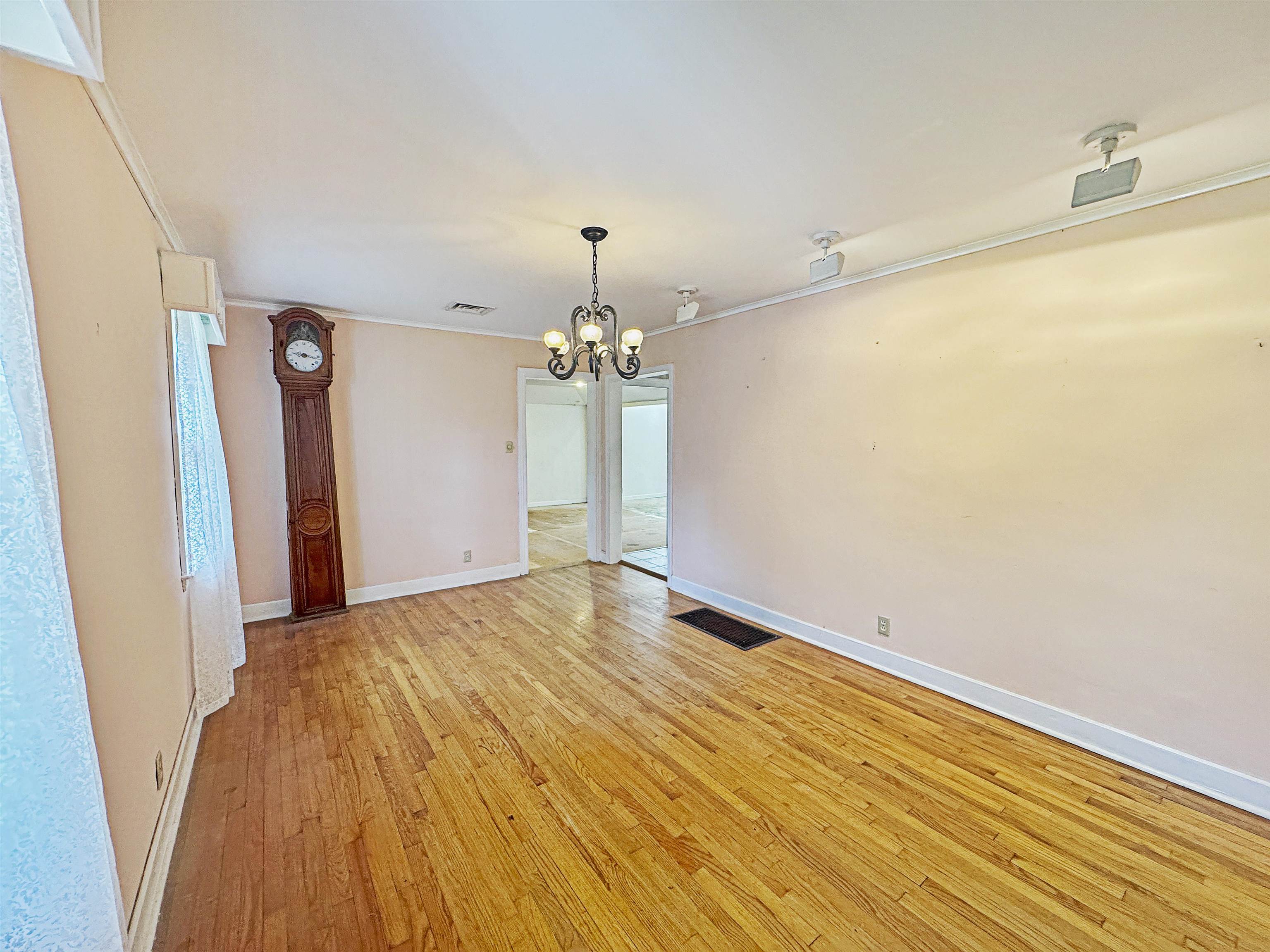 Memphis, Tennessee 38120, United States, 4 Bedrooms Bedrooms, ,3 BathroomsBathrooms,Residential,Pending,155600