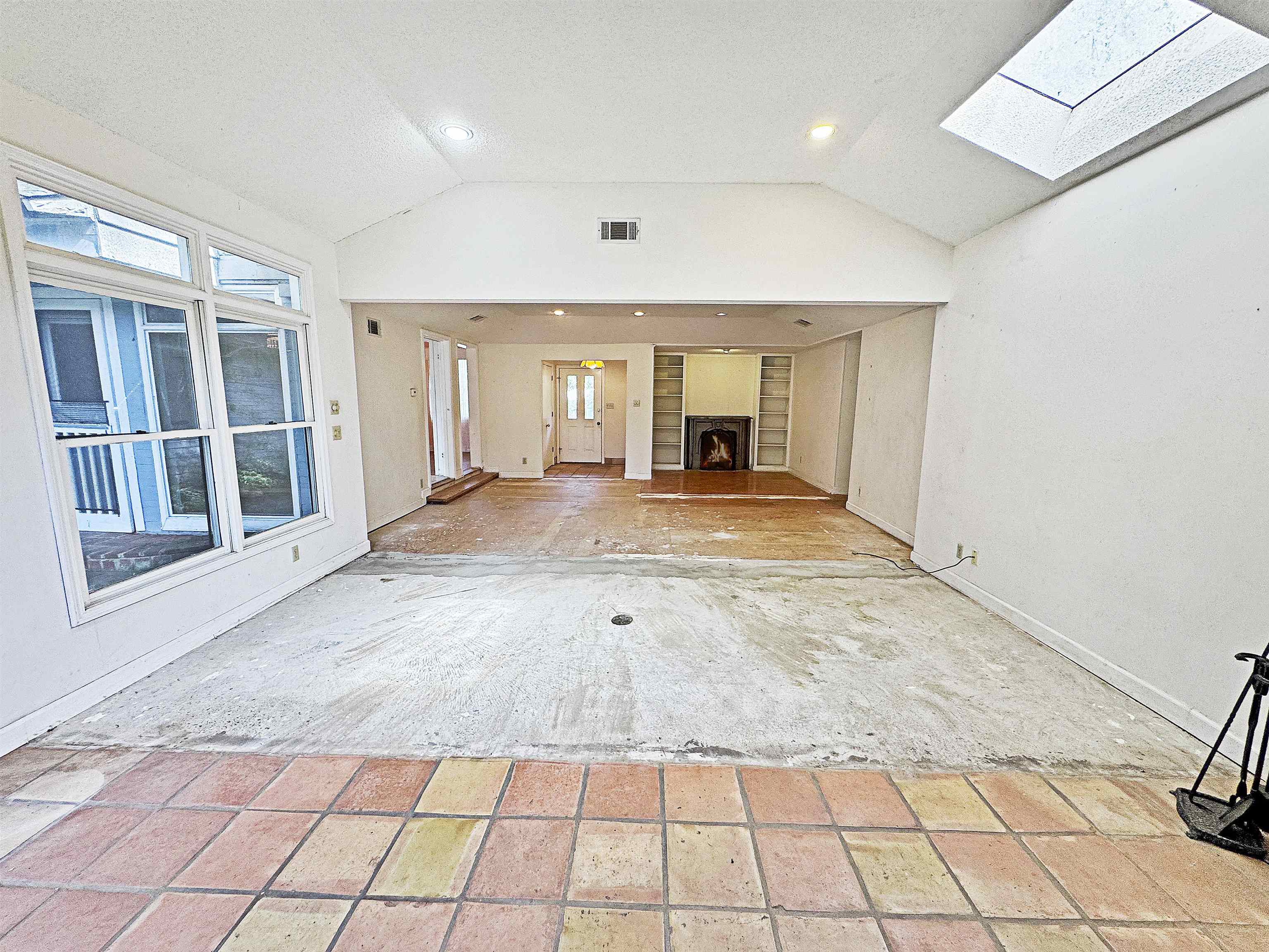 Memphis, Tennessee 38120, United States, 4 Bedrooms Bedrooms, ,3 BathroomsBathrooms,Residential,Pending,155600