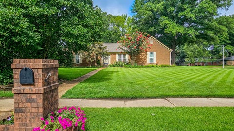 Photo of 1737 KIMBROUGH RD, Germantown, TN 38138 (MLS # 10226359)