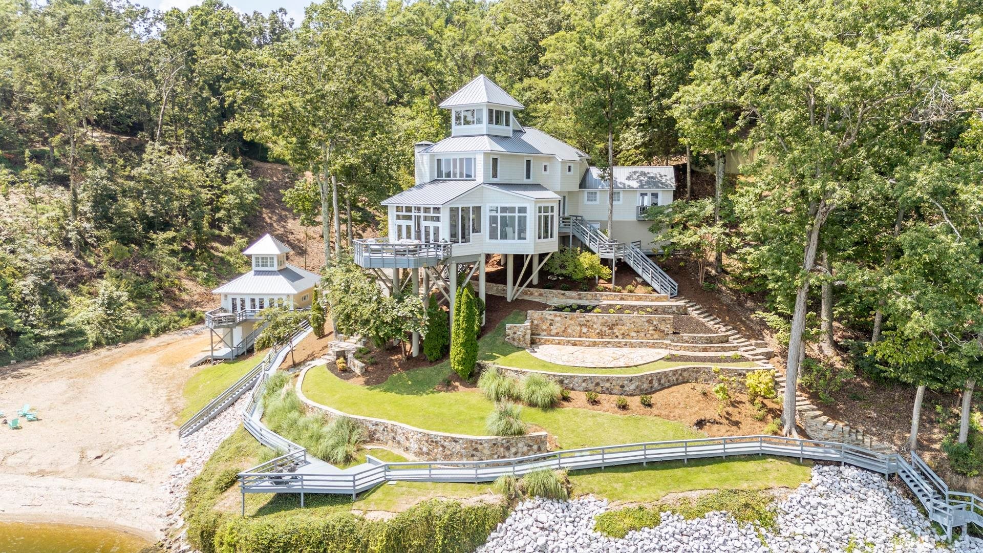 199 LAKESHORE LN