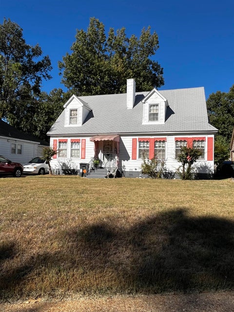 Photo of 2296 VOLLINTINE AVE, Memphis, TN 38108 (MLS # 10233215)