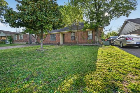 Photo of 3820 CLARKE RD, Memphis, TN 38115 (MLS # 10220764)