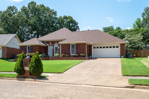 Photo of 2241 OAK HOLLOW LN, Memphis, TN 38016 (MLS # 10225596)