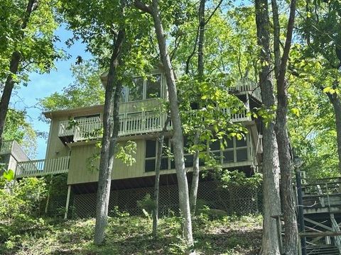 Photo of 1720 POINT GRAND DR, Savannah, TN 38365 (MLS # 10210458)