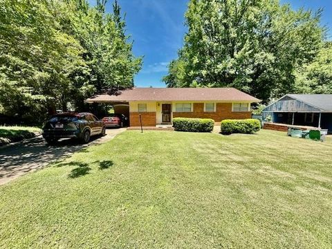 Photo of 1604 LEWELLEN DR, Memphis, TN 38116 (MLS # 10221745)