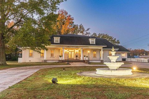 Photo of 401 E POPLAR AVE, Selmer, TN 38375 (MLS # 10222852)