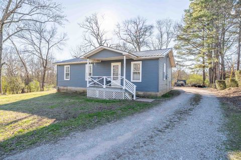 Photo of 844 W PINE ST, Selmer, TN 38375 (MLS # 10213344)