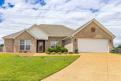 Photo of 186 WALNUT TRACE DR, Jackson, TN 38305 (MLS # 10223532)