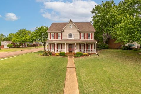 Photo of 780 AUTUMN WINDS DR, Collierville, TN 38017 (MLS # 10219233)