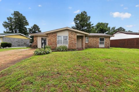 Photo of 645 PARKROSE RD, Memphis, TN 38109 (MLS # 10222690)