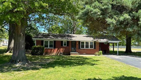 Photo of 576 LURAY AVE, Henderson, TN 38340 (MLS # 10208870) Photo of 576 LURAY AVE, Henderson, TN 38340 (MLS # 10208870)