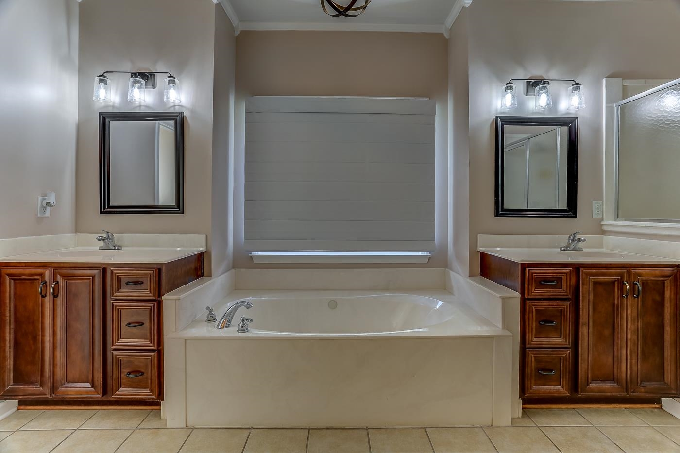 Covington, Tennessee 38019, United States, 5 Bedrooms Bedrooms, ,4 BathroomsBathrooms,Residential,Active,42699