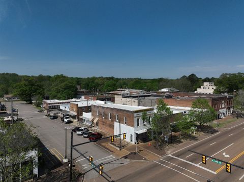 Photo of 132 W COURT AVE, Selmer, TN 38375 (MLS # 10194695)