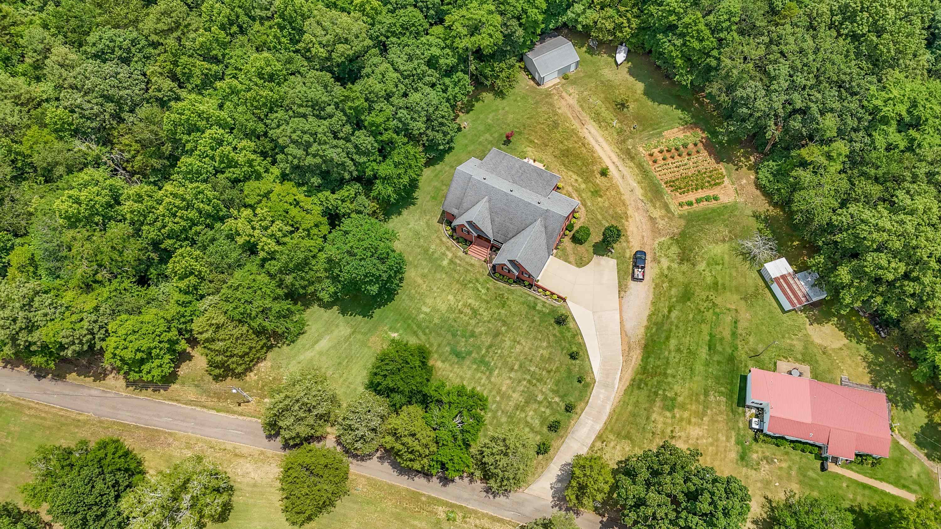 Photo 1 of 40 — 225 NIXON LOOP, Savannah, TN 38372