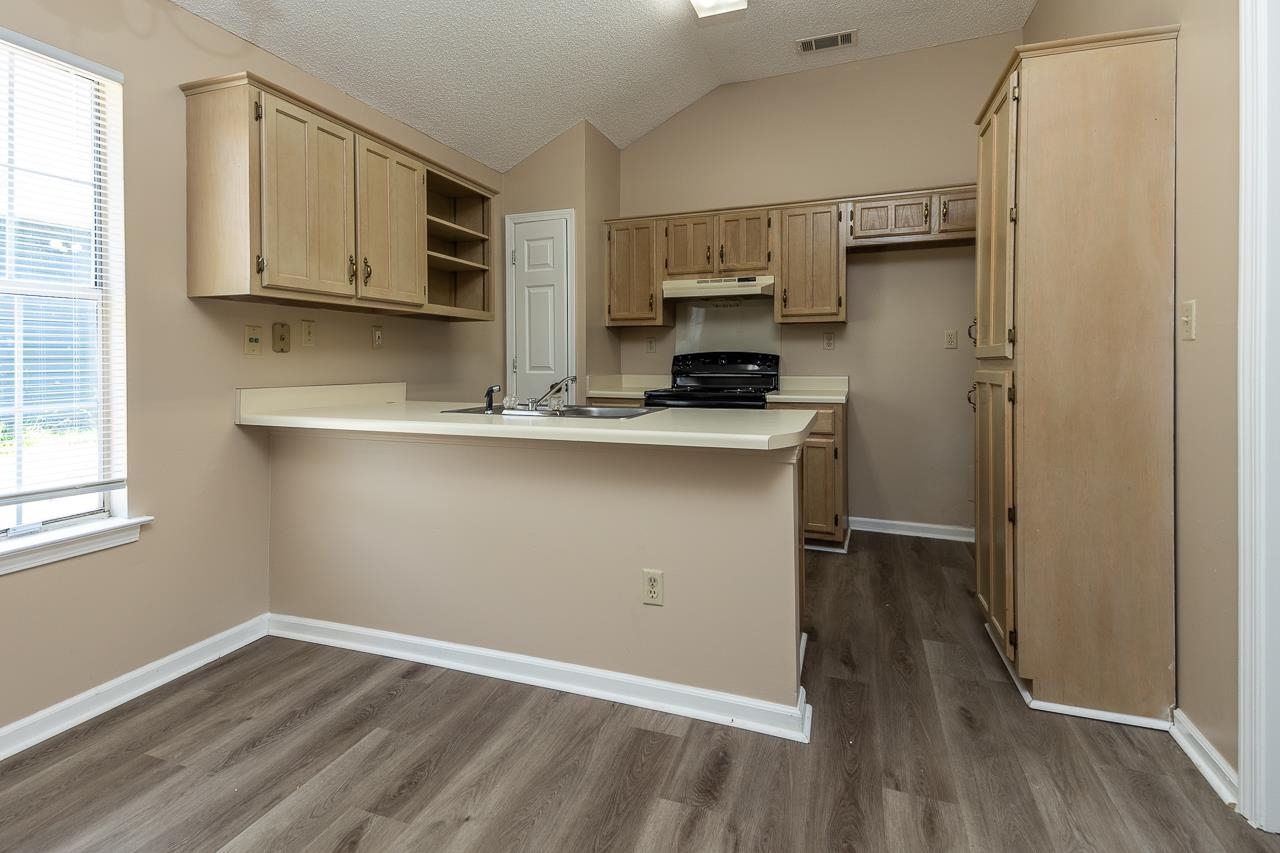 Photo 6 of 21 of 6998 BRADY HILL DR house