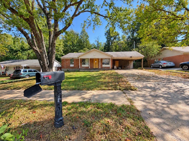 Photo 1 of 10 — 4056 KERWIN DR, Memphis, TN 38128