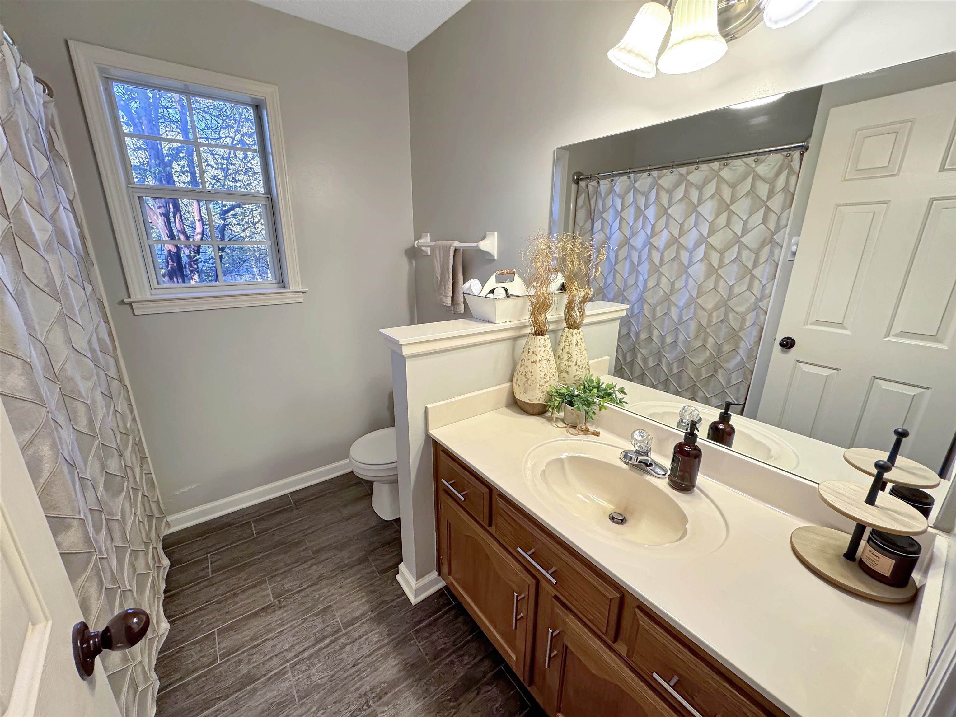 Collierville, Tennessee 38017, United States, 3 Bedrooms Bedrooms, ,2 BathroomsBathrooms,Residential,Active,242722