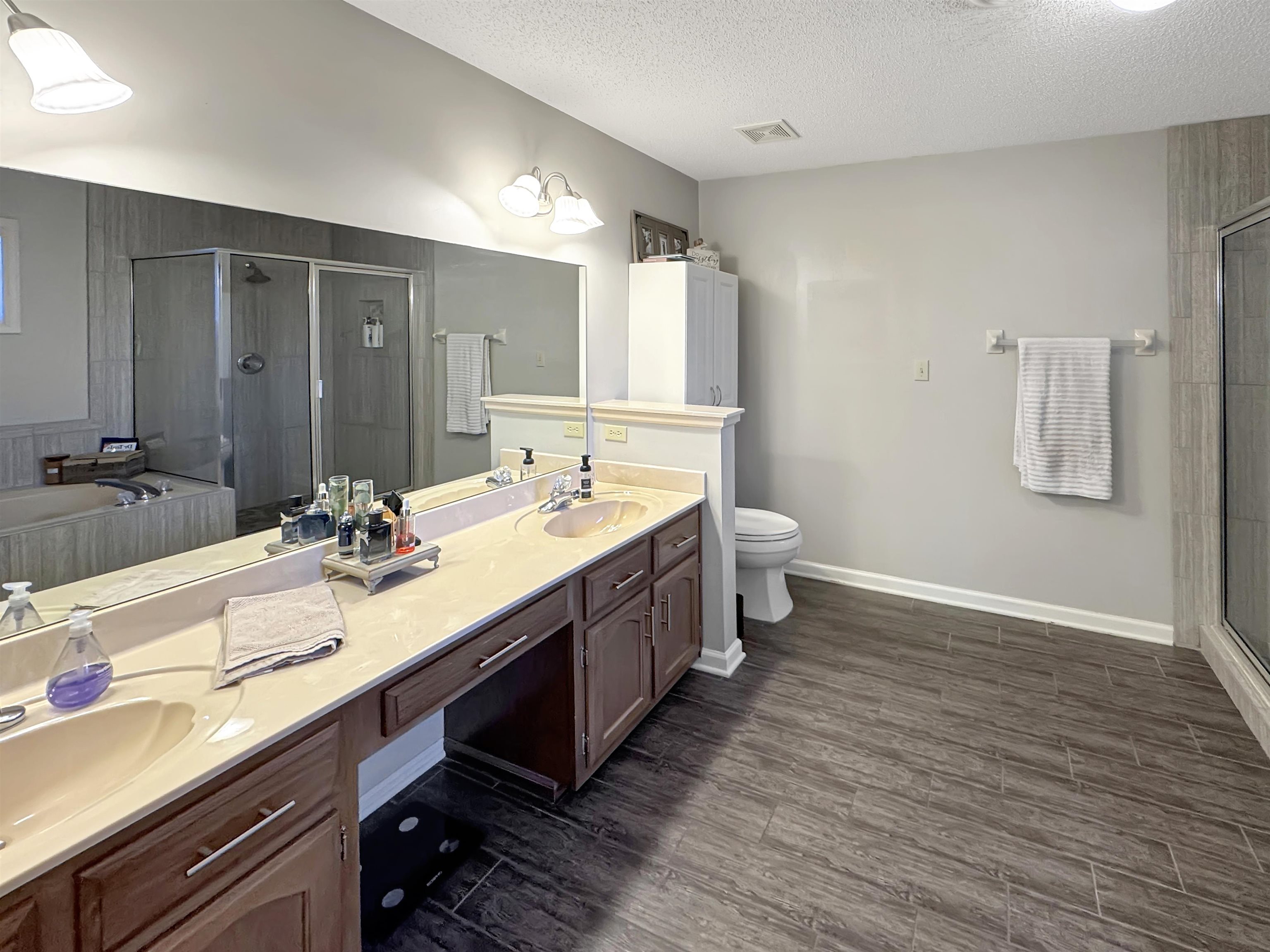 Collierville, Tennessee 38017, United States, 3 Bedrooms Bedrooms, ,2 BathroomsBathrooms,Residential,Active,242722