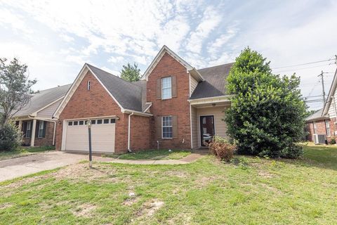 Photo of 8493 HIGHLAND GLEN CIR, Memphis, TN 38016 (MLS # 10222228)