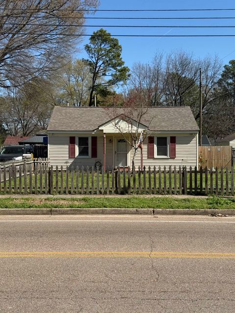 Photo of 1332 WELLS STATION RD, Memphis, TN 38108 (MLS # 10216805)