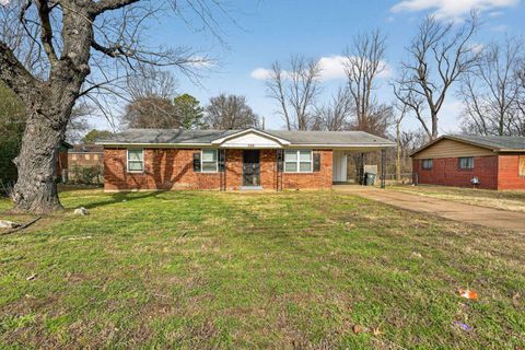Photo of 506 E SHELBY DR, Memphis, TN 38109 (MLS # 10213705)