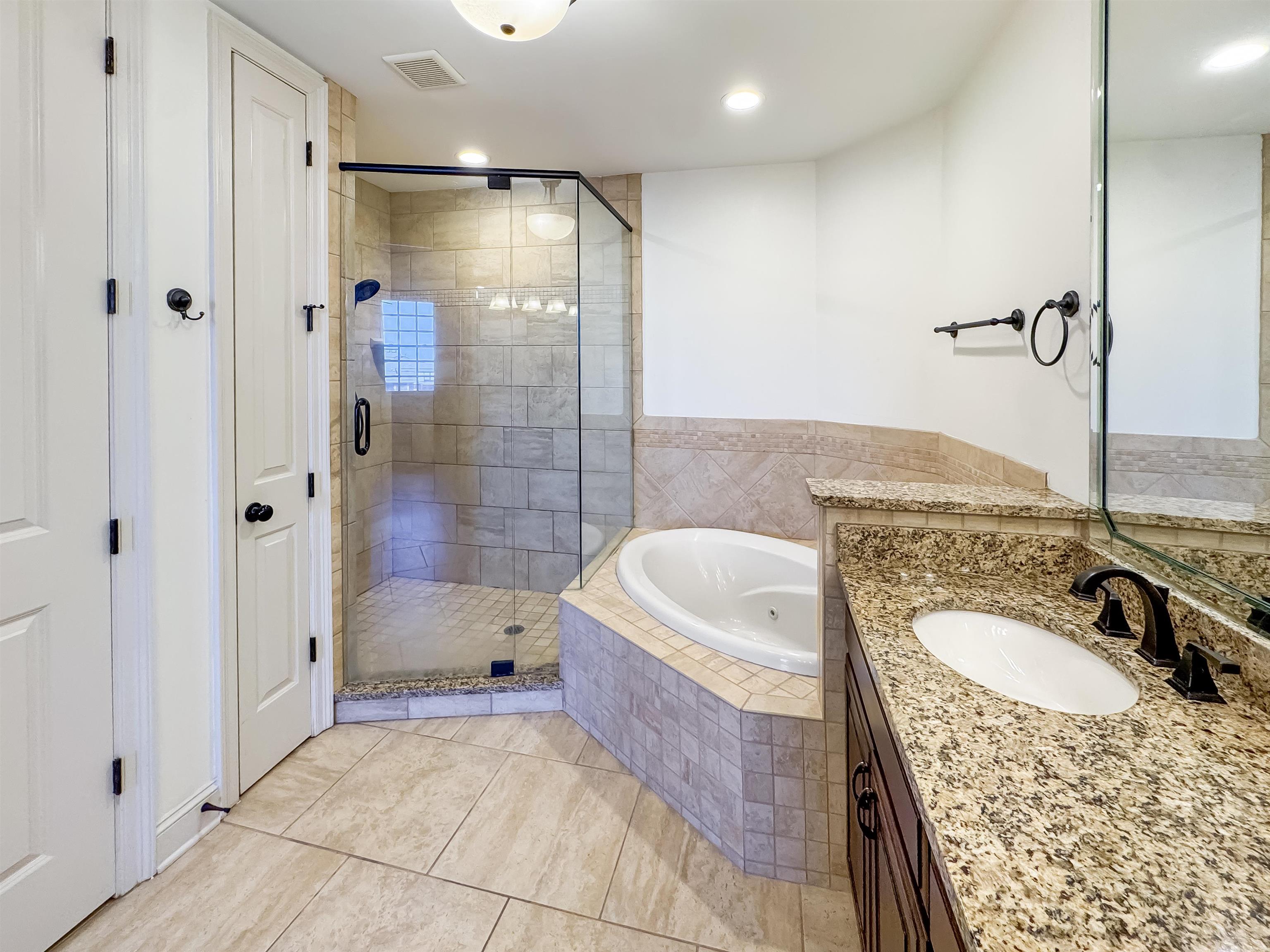 Memphis, Tennessee 38103, United States, 2 Bedrooms Bedrooms, ,2 BathroomsBathrooms,Residential,Active,206725