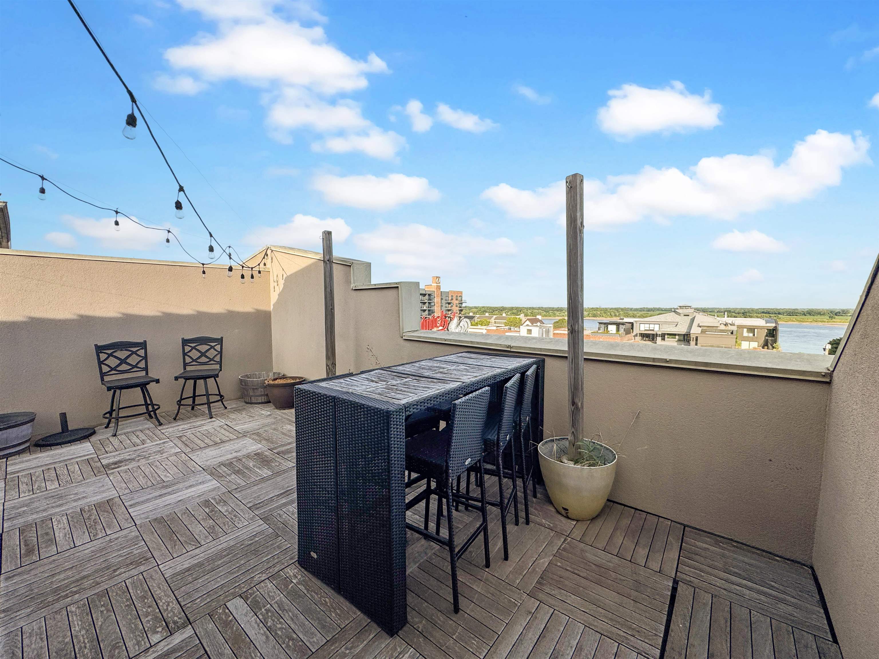 Memphis, Tennessee 38103, United States, 2 Bedrooms Bedrooms, ,2 BathroomsBathrooms,Residential,Active,206725