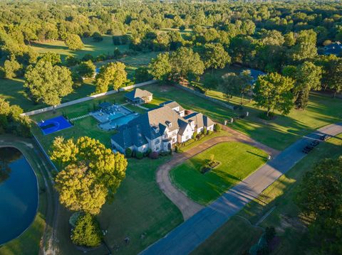 Photo of 3246 HOLLOW CREEK RD, Germantown, TN 38138 (MLS # 10208611)