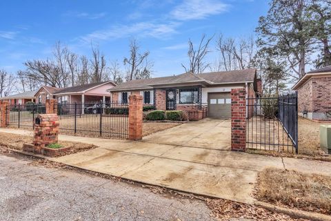 Photo of 137 CHAMPA AVE, Memphis, TN 38109 (MLS # 10212820)