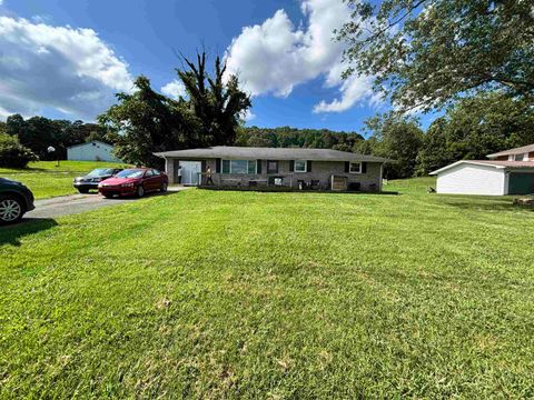 Photo of 300 ELLIS RD, Other, TN 37617 (MLS # 10201747) Photo of 300 ELLIS RD, Other, TN 37617 (MLS # 10201747)