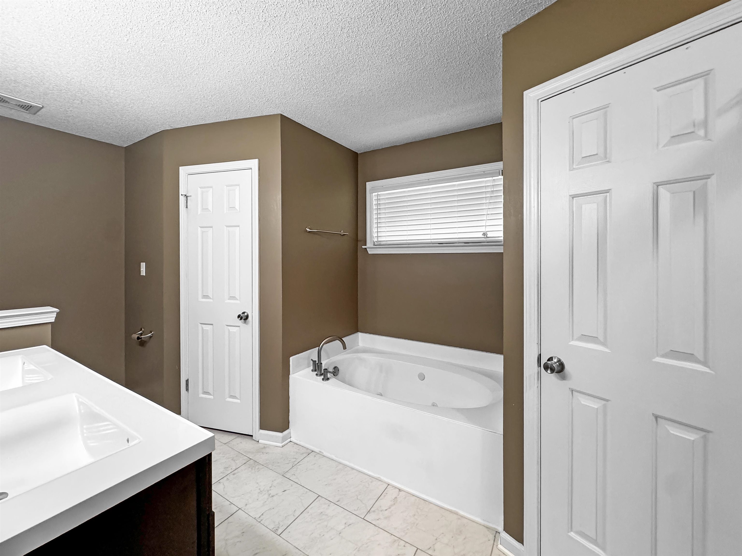 Memphis, Tennessee 38016, United States, 3 Bedrooms Bedrooms, ,2 BathroomsBathrooms,Residential,Pending,166976