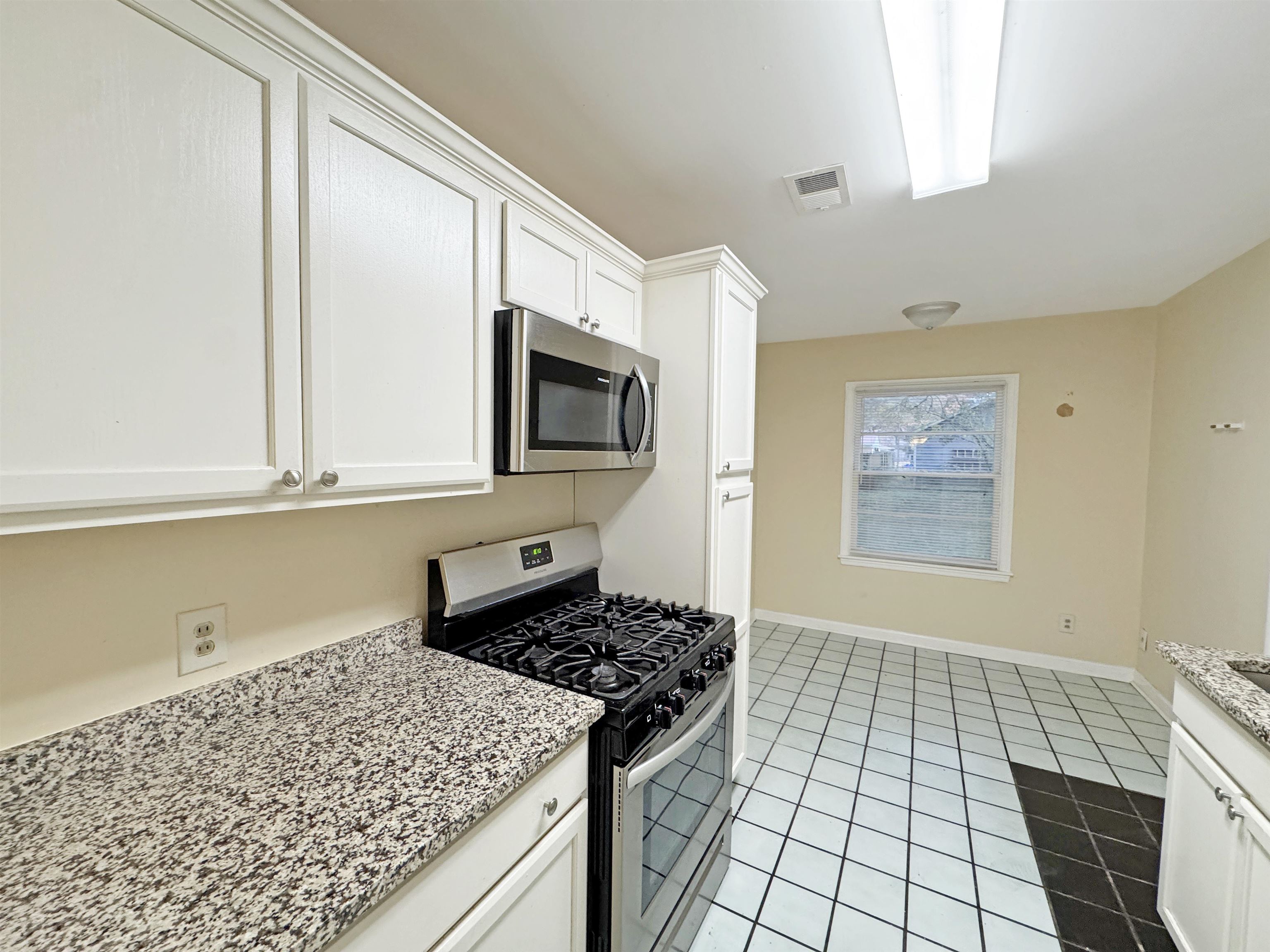 Memphis, Tennessee 38117, United States, 3 Bedrooms Bedrooms, ,2 BathroomsBathrooms,Residential,Active,228302