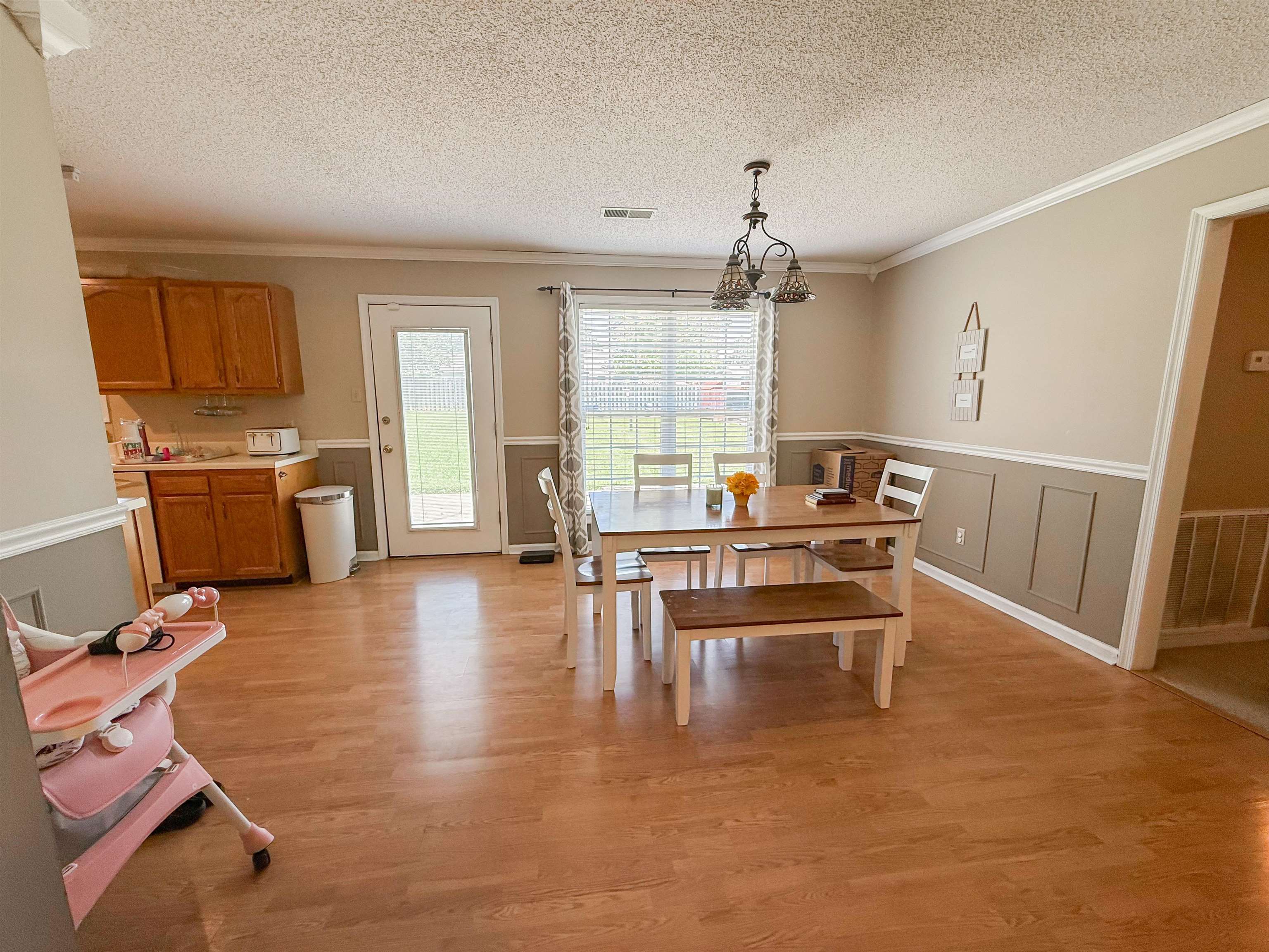 900 SIR JAMES AVE - Photo 4