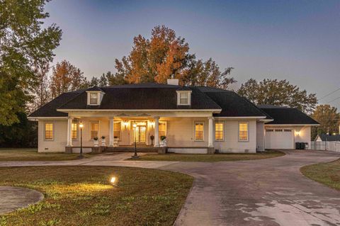 Photo of 401 E POPLAR AVE, Selmer, TN 38375 (MLS # 10209276)